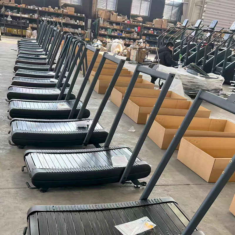 Non-motorized, non-electric curved treadmill—commercial-grade, large, multifunctional fitness equipment suitable for gyms, studios, and home use.